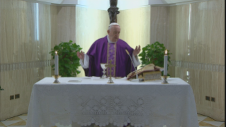 7-Messe quotidienne dans la chapelle de la résidence Sainte-Marthe: « Avec le “ cœur nu ” »