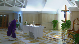 10-Celebrazione della Santa Messa nella Cappella della <i>Domus Sanctae Marthae</i>: "Conoscere i nostri idoli"