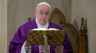 11-Messe quotidienne dans la chapelle de la résidence Sainte-Marthe: « Avec le “ cœur nu ” »