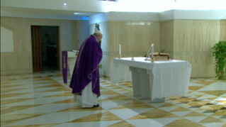0-Celebrazione della Santa Messa nella Cappella della <i>Domus Sanctae Marthae</i>: La vanità ci allontana dalla Croce di Cristo