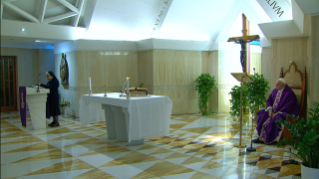 3-Celebrazione della Santa Messa nella Cappella della <i>Domus Sanctae Marthae</i>: La vanità ci allontana dalla Croce di Cristo