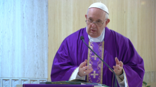 2-Celebrazione della Santa Messa nella Cappella della <i>Domus Sanctae Marthae</i>: La vanità ci allontana dalla Croce di Cristo