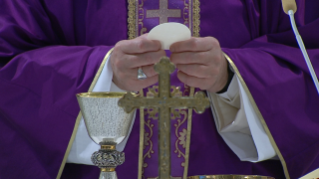 5-Celebrazione della Santa Messa nella Cappella della <i>Domus Sanctae Marthae</i>: La vanità ci allontana dalla Croce di Cristo