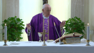 4-Celebrazione della Santa Messa nella Cappella della <i>Domus Sanctae Marthae</i>: La vanità ci allontana dalla Croce di Cristo