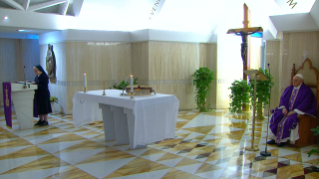 2-Celebrazione della Santa Messa nella Cappella della <i>Domus Sanctae Marthae</i>: Per non cadere nell’indifferenza