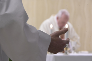 10-Misa celebrada por el papa Francisco de forma privada en la capilla de la Casa Santa Marta. <i>Rezar es ir con Jesús al Padre que nos concederá todo</i>