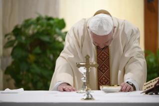 6-Messe quotidienne dans la chapelle de la résidence Sainte-Marthe : « L&#39;Esprit nous enseigne chaque chose, il nous introduit dans le mystère, il nous fait rappeler et discerner »