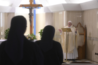 1-Misa celebrada por el papa Francisco de forma privada en la capilla de la Casa Santa Marta. <i>Cómo da la paz el mundo y cómo la da el Señor</i>