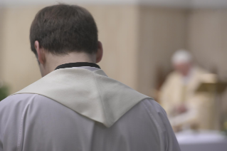 3-Misa celebrada por el papa Francisco de forma privada en la capilla de la Casa Santa Marta. <i>Cómo da la paz el mundo y cómo la da el Señor</i>