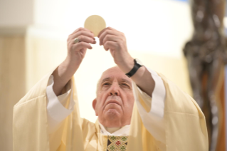 6-Misa celebrada por el papa Francisco de forma privada en la capilla de la Casa Santa Marta. <i>Cómo da la paz el mundo y cómo la da el Señor</i>