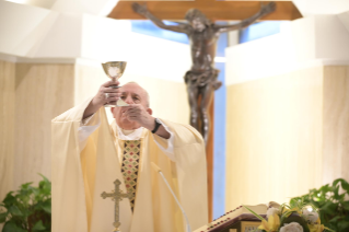 9-Misa celebrada por el papa Francisco de forma privada en la capilla de la Casa Santa Marta. <i>Cómo da la paz el mundo y cómo la da el Señor</i>