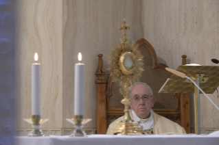 12-Misa celebrada por el papa Francisco de forma privada en la capilla de la Casa Santa Marta. <i>Cómo da la paz el mundo y cómo la da el Señor</i>