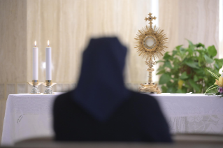 13-Misa celebrada por el papa Francisco de forma privada en la capilla de la Casa Santa Marta. <i>Cómo da la paz el mundo y cómo la da el Señor</i>