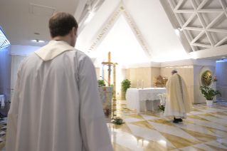 15-Santa Missa celebrada na capela da Casa Santa Marta: “Como dá a paz o mundo e como dá a paz o Senhor?”