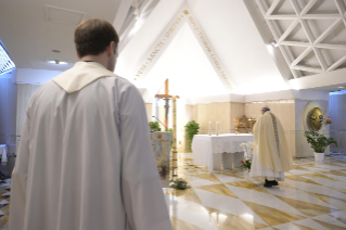 15-Misa celebrada por el papa Francisco de forma privada en la capilla de la Casa Santa Marta. <i>Cómo da la paz el mundo y cómo la da el Señor</i>