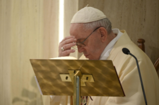 1-Misa celebrada por el papa Francisco de forma privada en la capilla de la Casa Santa Marta: <i>El permanecer recíproco entre la vid y los sarmientos</i>