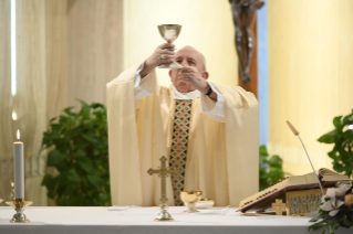 6-Misa celebrada por el papa Francisco de forma privada en la capilla de la Casa Santa Marta: <i>El permanecer recíproco entre la vid y los sarmientos</i>