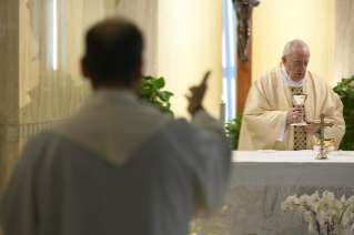 7-Misa celebrada por el papa Francisco de forma privada en la capilla de la Casa Santa Marta: <i>El permanecer recíproco entre la vid y los sarmientos</i>