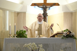 8-Misa celebrada por el papa Francisco de forma privada en la capilla de la Casa Santa Marta: <i>El permanecer recíproco entre la vid y los sarmientos</i>