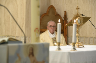 9-Misa celebrada por el papa Francisco de forma privada en la capilla de la Casa Santa Marta: <i>El permanecer recíproco entre la vid y los sarmientos</i>