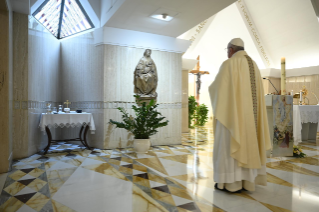 11-Misa celebrada por el papa Francisco de forma privada en la capilla de la Casa Santa Marta: <i>El permanecer recíproco entre la vid y los sarmientos</i>