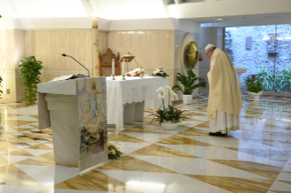 0-Misa celebrada por el papa Francisco de forma privada en la capilla de la Casa Santa Marta. <i>La relación con Dios es gratuita, es una relación de amistad</i>