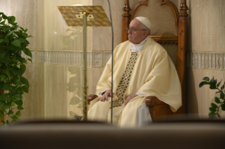 2-Misa celebrada por el papa Francisco de forma privada en la capilla de la Casa Santa Marta. <i>La relación con Dios es gratuita, es una relación de amistad</i>