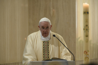 4-Misa celebrada por el papa Francisco de forma privada en la capilla de la Casa Santa Marta. <i>La relación con Dios es gratuita, es una relación de amistad</i>