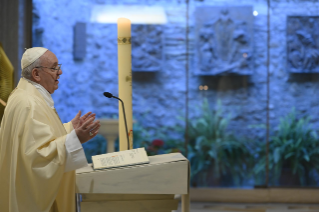 7-Misa celebrada por el papa Francisco de forma privada en la capilla de la Casa Santa Marta. <i>La relación con Dios es gratuita, es una relación de amistad</i>