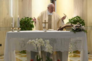 9-Misa celebrada por el papa Francisco de forma privada en la capilla de la Casa Santa Marta. <i>La relación con Dios es gratuita, es una relación de amistad</i>