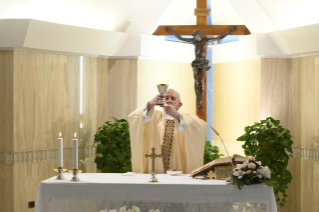 10-Misa celebrada por el papa Francisco de forma privada en la capilla de la Casa Santa Marta. <i>La relación con Dios es gratuita, es una relación de amistad</i>