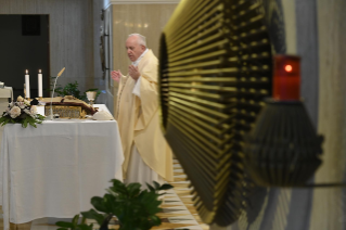 8-Misa celebrada por el papa Francisco de forma privada en la capilla de la Casa Santa Marta. <i>La relación con Dios es gratuita, es una relación de amistad</i>