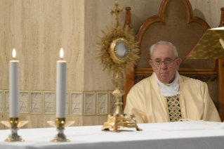 12-Misa celebrada por el papa Francisco de forma privada en la capilla de la Casa Santa Marta. <i>La relación con Dios es gratuita, es una relación de amistad</i>