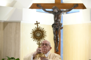 13-Misa celebrada por el papa Francisco de forma privada en la capilla de la Casa Santa Marta. <i>La relación con Dios es gratuita, es una relación de amistad</i>