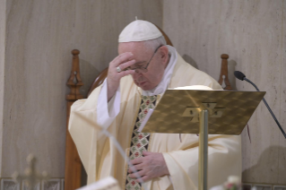 1-Messe quotidienne dans la chapelle de la résidence Sainte-Marthe : « Le Christ mort et ressuscité pour nous : l'unique remède contre l'esprit de la mondanité »