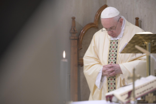 2-Messe quotidienne dans la chapelle de la résidence Sainte-Marthe : « Le Christ mort et ressuscité pour nous : l'unique remède contre l'esprit de la mondanité »