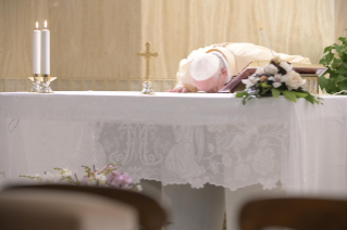 3-Misa celebrada por el papa Francisco de forma privada en la capilla de la Casa Santa Marta: <i>Cristo muerto y resucitado por nosotros: la &#xfa;nica medicina contra el esp&#xed;ritu de la mundanidad</i>