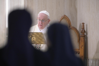 4-Messe quotidienne dans la chapelle de la résidence Sainte-Marthe : « Le Christ mort et ressuscité pour nous : l'unique remède contre l'esprit de la mondanité »