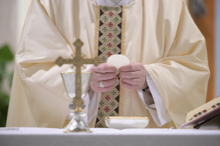 7-Messe quotidienne dans la chapelle de la résidence Sainte-Marthe : « Le Christ mort et ressuscité pour nous : l'unique remède contre l'esprit de la mondanité »