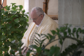 10-Celebrazione della Santa Messa nella Cappella della <i>Domus Sanctae Marthae</i>: "Cristo morto e risorto per noi: l’unica medicina contro lo spirito della mondanità"