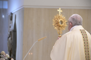 11-Messe quotidienne dans la chapelle de la résidence Sainte-Marthe : « Le Christ mort et ressuscité pour nous : l'unique remède contre l'esprit de la mondanité »