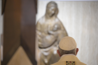 13-Celebrazione della Santa Messa nella Cappella della <i>Domus Sanctae Marthae</i>: "Cristo morto e risorto per noi: l’unica medicina contro lo spirito della mondanità"