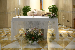 0-Celebrazione della Santa Messa nella Cappella della <i>Domus Sanctae Marthae</i>: "Lo Spirito Santo ci ricorda l’accesso al Padre"