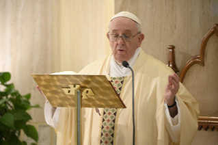 6-Misa celebrada por el papa Francisco de forma privada en la capilla de la Casa Santa Marta: <i>El Espíritu Santo nos recuerda el acceso al Padre</i>