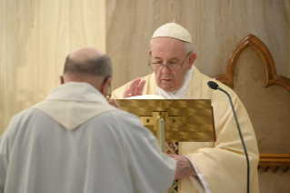 4-Misa celebrada por el papa Francisco de forma privada en la capilla de la Casa Santa Marta: <i>El Espíritu Santo nos recuerda el acceso al Padre</i>