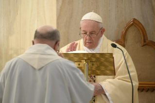 4-Messe quotidienne dans la chapelle de la résidence Sainte-Marthe : « L'Esprit Saint nous rappelle l’accès au Pére »