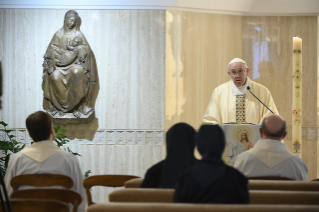8-Misa celebrada por el papa Francisco de forma privada en la capilla de la Casa Santa Marta: <i>El Espíritu Santo nos recuerda el acceso al Padre</i>