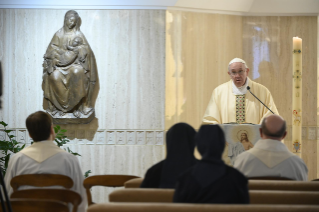 8-Celebrazione della Santa Messa nella Cappella della <i>Domus Sanctae Marthae</i>: "Lo Spirito Santo ci ricorda l’accesso al Padre"