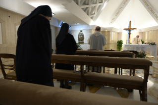 10-Messe quotidienne dans la chapelle de la résidence Sainte-Marthe : « L'Esprit Saint nous rappelle l’accès au Pére »