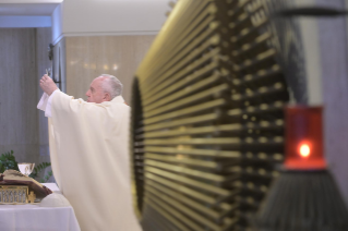 7-Messe quotidienne dans la chapelle de la résidence Sainte-Marthe : « Avoir le courage de voir nos ténèbres, pour que la lumière du Seigneur entre et nous sauve »